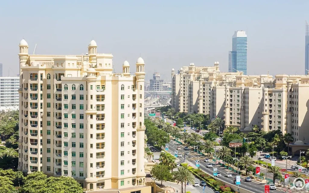 alm Jumeirah residential apartment buildings along palm trunk boulevard real photo — Dubai freehold properties for foreigners